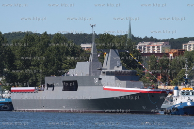 Gdynia. ORP Ślązak bezpośrednio po wodowaniu podczas...