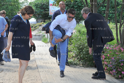 Sopot. Plaza. Spacer Ryszarda Petru z towarzyszeniem...