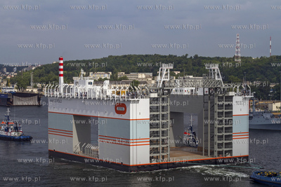 Pływający dok do produkcji kesonów został wyholowany...