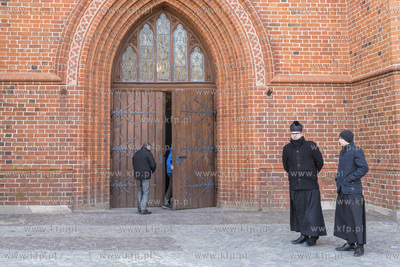 Pierwsza niedzielna msza swieta w Bazylice Katedralnej...