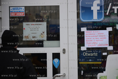 Gdynia. Srodki ostroznosci w zwiazku z pandemia koronawirusa...