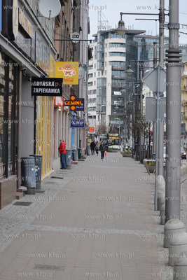 Gdynia. Srodki ostroznosci w zwiazku z pandemia koronawirusa...