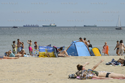 Sopot. Plaza w sezonie pelna plazowiczow i parawanow....