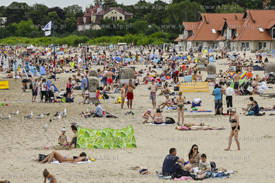 Sopot. Plaza w sezonie pelna plazowiczow i parawanow....