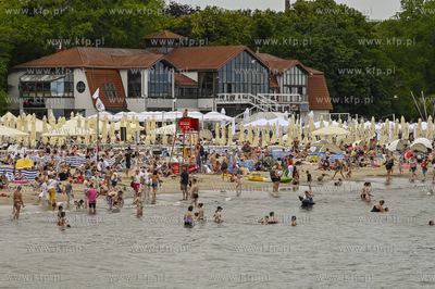 Sopot. Plaza w sezonie pelna plazowiczow i parawanow....