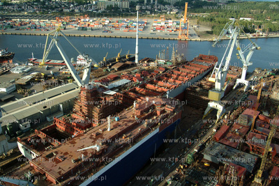 Stocznia Gdynia, widok z suwnicy. W dole suchy dok...