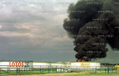 Pozar jednego ze zbiornikow Rafinerii Gdanskiej.3.05.2003fot....