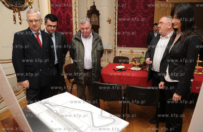 Gdansk. Robocze spotkanie w sprawie budowy toru wyscigowego...