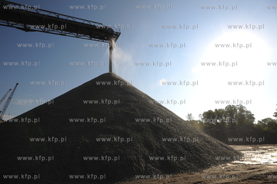 Do Gdańska przyplynal statek BULKNES z kruszywem pod...