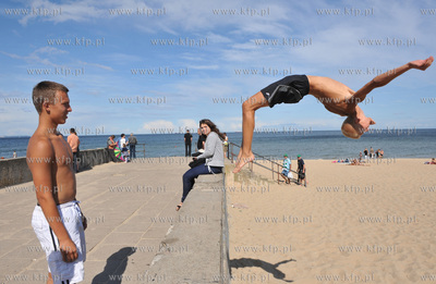 Gdansk Brzezno. Chlopcy trenuje parkour skaczac z betonowych...