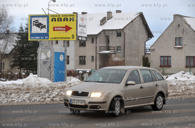 Przenosna toaleta firmy WC Serwis i reklama pensjonatu...