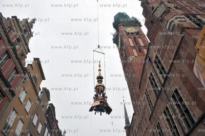 Montaz odrestaurowanego helmu Ratusza Glownego Miasta...