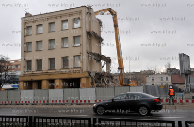 Wyburzanie dawnego Domu Towarowego PDT, a obecnie Galerii...