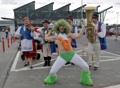 Gdansk, Rebiechowo. Kibice z Irlandii przylatuja do...