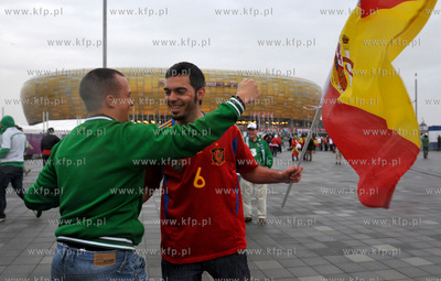 Gdansk. Hiszpanscy i irlandzcy kibice w drodze na PGE...