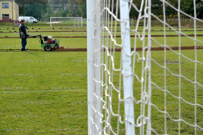 Prace przy instalacji systemu automatycznego nawadniania...
