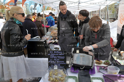 Sopot. Targ sniadaniowy na placu Przyjaciol Sopotu....