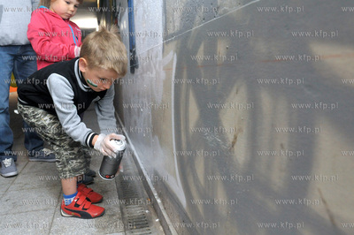 Gdansk Orunia. Akcja spoleczna malowania tunelu po...