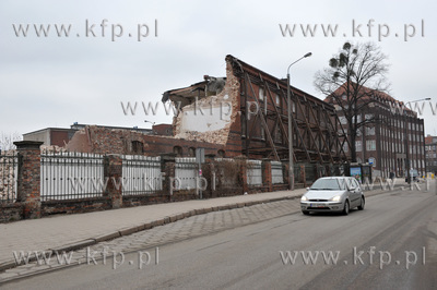 Wyburzanie budynku dawnej szwalni na ul. Walowej w...