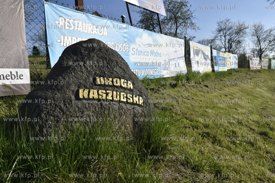 Garcz, gmina Chmielno. Bannery reklamowe na płocie...