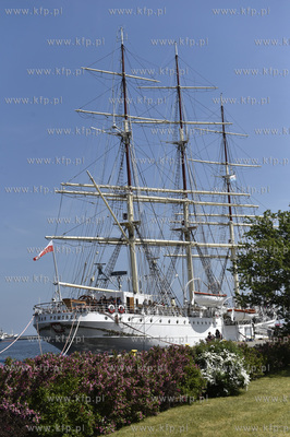 Gdynia. Żaglowiec Dar Pomorza przy nabrzeżu Pomorskim....