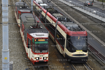 Gdańsk. Węzeł Okopowa. Tramwaje  stary 105n i nowy...