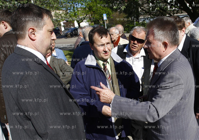 Dzialacze SLD i NIE zlozyli wiazanki kwiatow pod pomnikiem...