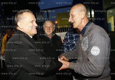Gdansk. Stocznia Gdanska. Zwiazkowcy z OPZZ i Solidarnosci...
