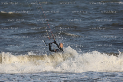 Gdynia Orlowo. Kitesurfing.
25.10.2011
fot. Krzysztof...