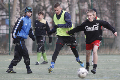 Gdansk Zaspa. Pilkarski turniej dzikich druzyn Do przerwy...