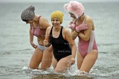 Noworoczna zimowa kapiel  gdanskich morsow na plazy...