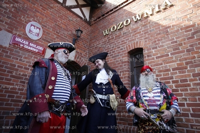 Gdansk, Konkurs na gdanskiego pirata. Przed miejska...