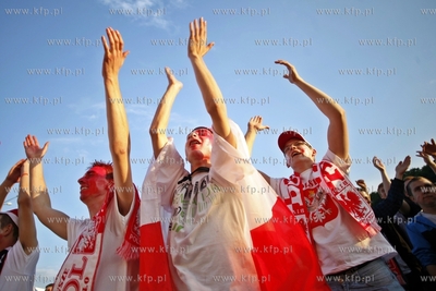 Gdansk. Mistrzostwa europy w pilce noznej. Kibice ogladaja...