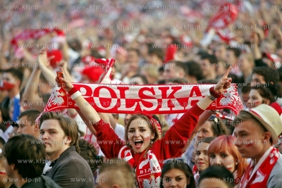 Gdansk. Mistrzostwa europy w pilce noznej. Kibice ogladaja...