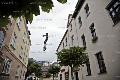 Sopot. Rzezbe rybaka balansujacego nad ul. Bohaterow...