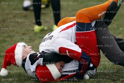 Gdansk Zaspa. Pilkarski turniej dzikich druzyn Do przerwy...