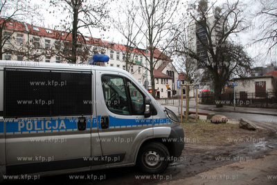Policjanci zabezpieczaja Nowa Synagoge przy Partyzantow...