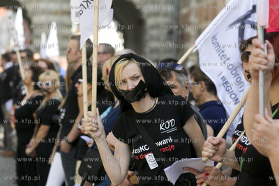 Gdańsk. Długi Targ. Milczący protest KOD-u przeciw...