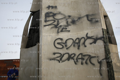 Nieznani sprawcy sprofanowali Pomnik Poległych Stoczniowców...