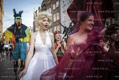 Parada Artystów w stylu Korkoro ulicami Długą i...