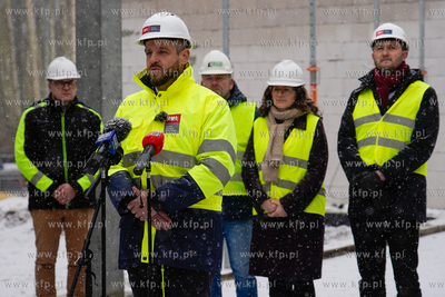 Piecki - Migowo. Zawieszenie wiechy na budowanej szkole...