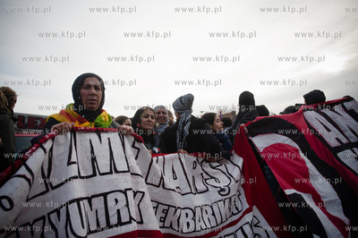 Berlin. Demonstracja grup lewicowych i antyfaszystow...