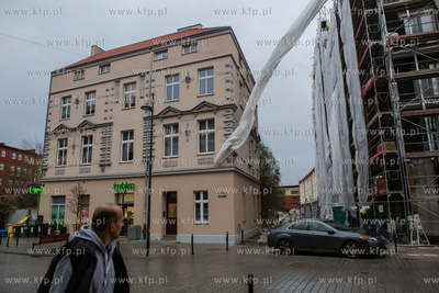 Gdańsk ul. Chmielna. Silny wiatr porwał siatkę zabezpieczającą...
