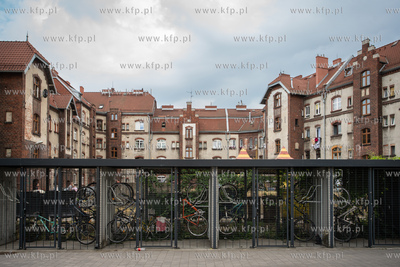 Gdańsk, ul. Transportowców. Nz.  Wiata parkingowa...