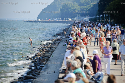 Gdynia. Tlumy turystow i mieszkancow gdyni podczas...