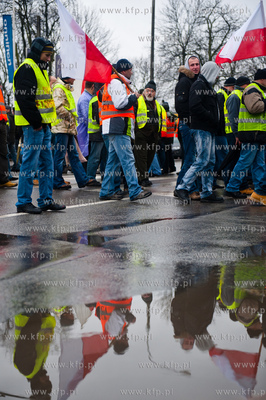 Gdansk. Trakt Sw. Wojciecha. Rybacy blokujac przejscie...