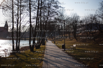 Kaszuby. Przywidz. Deptak wzdluz Jeziora Przywidzkiego.
17.03.2012
fot....