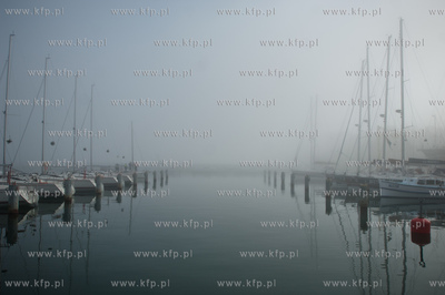 Gdynia. Mglista pogoda w porcie jachtowym.  15.04.2012...