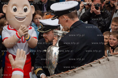 Marynarze okretu rakietowego ORP Orkan transportuja...