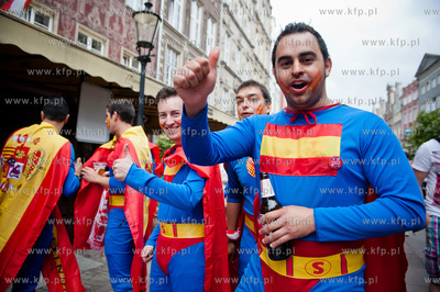 Gdansk. Ulica Dluga. Tlumy kibicow z Hiszpanii i Irlandi...